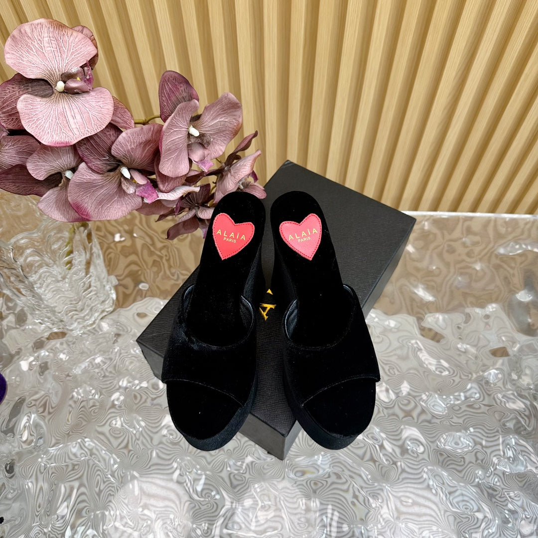ALAIA PLATFORM WEDGE IN BLACK VELVET WITH HEART EMBROIDERED - 35
