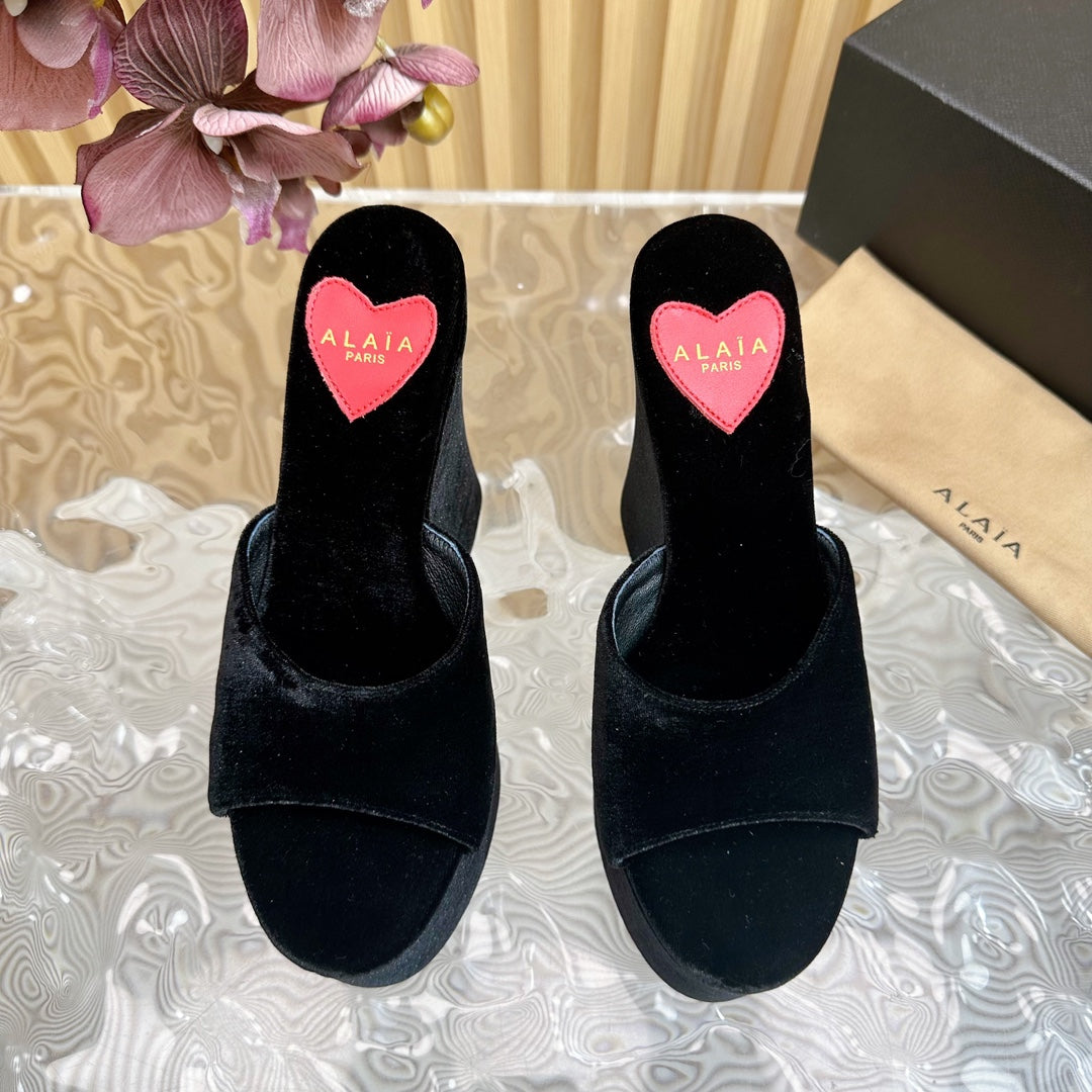 ALAIA PLATFORM WEDGE IN BLACK VELVET WITH HEART EMBROIDERED - 35