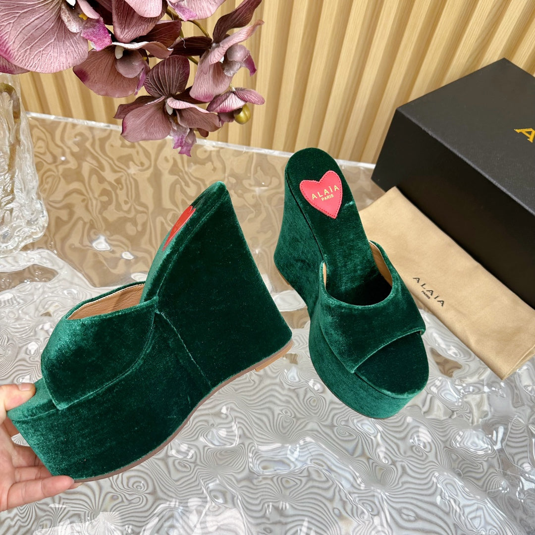 ALAIA PLATFORM WEDGE IN GREEN FOREST VELVET WITH HEART EMBROIDERED - 35