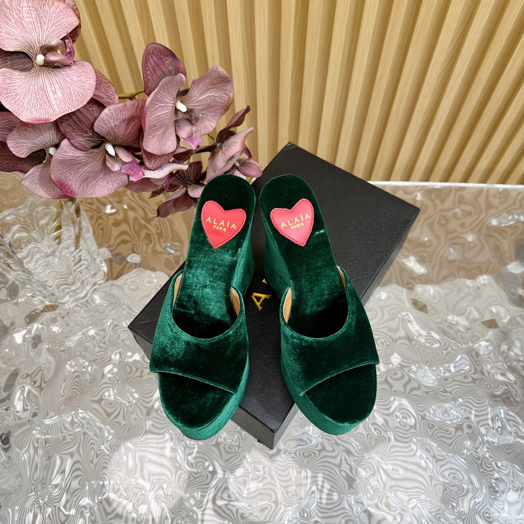 ALAIA PLATFORM WEDGE IN GREEN FOREST VELVET WITH HEART EMBROIDERED - 35