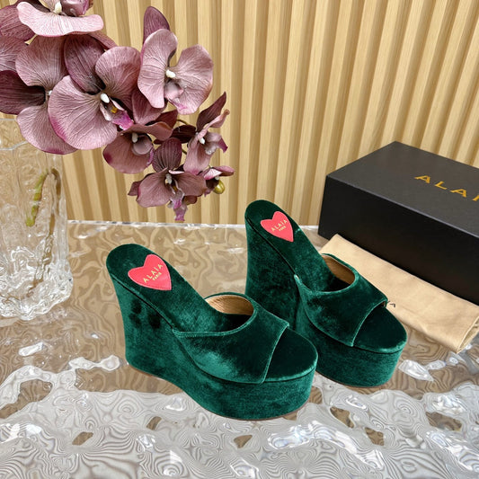 ПЛАТФОРМА-ТАНКЕТКА ALAIA З ОКСАМИТУ КОЛЬОРУ ЗЕЛЕНИЙ ЛІС З ВИШИВКОЮ У ВИГЛЯДІ СЕРЦЯ – 35