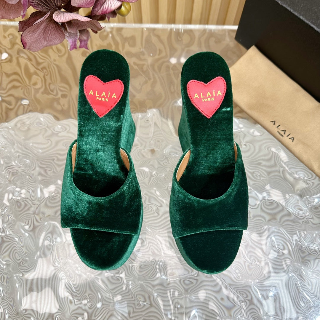 ALAIA PLATFORM WEDGE IN GREEN FOREST VELVET WITH HEART EMBROIDERED - 35