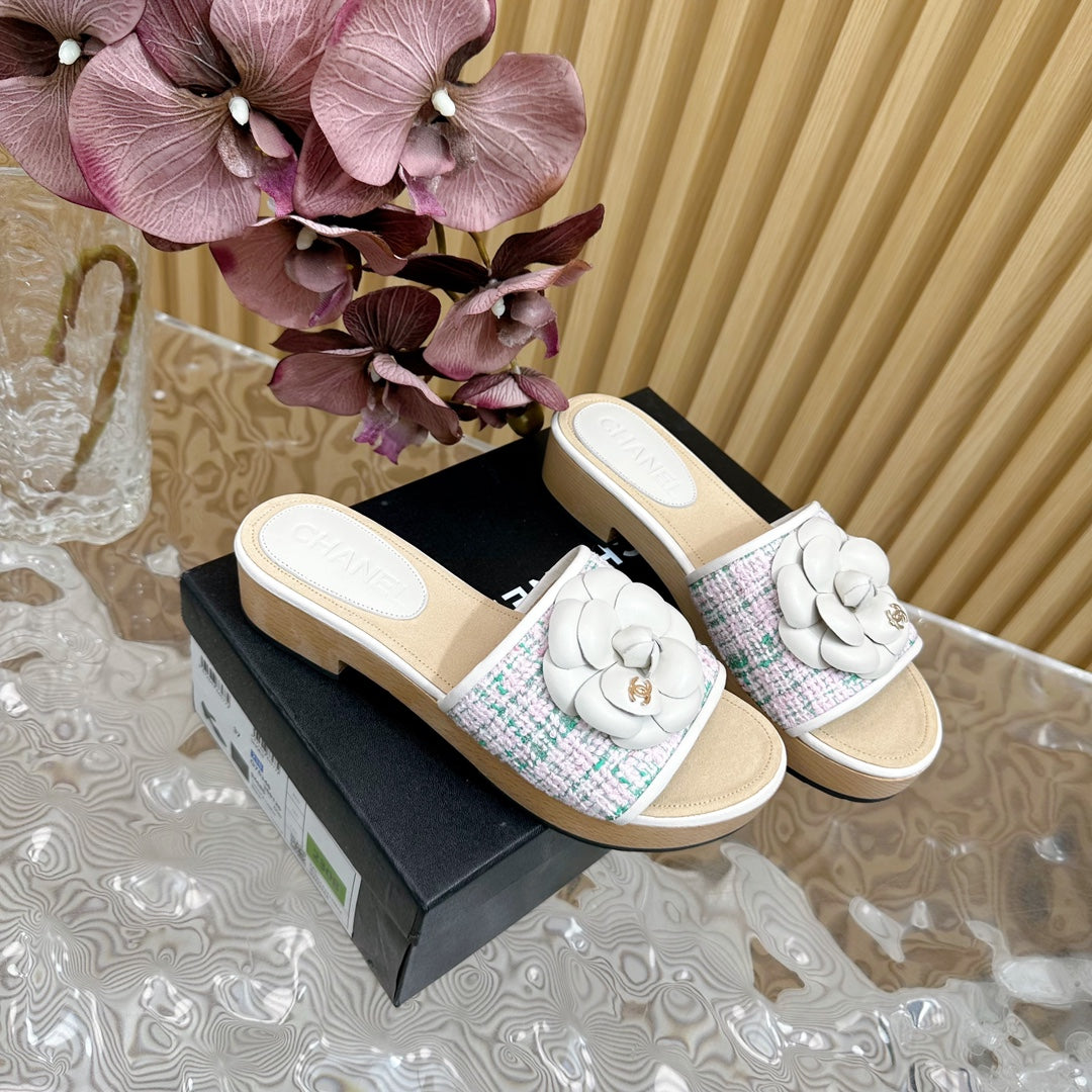 PLATFORM SLIPPERS WITH FLOWER IN WHITE LAMBSKIN - 35