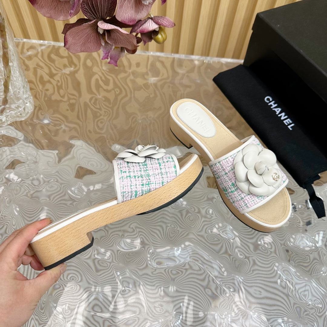 PLATFORM SLIPPERS WITH FLOWER IN WHITE LAMBSKIN - 35