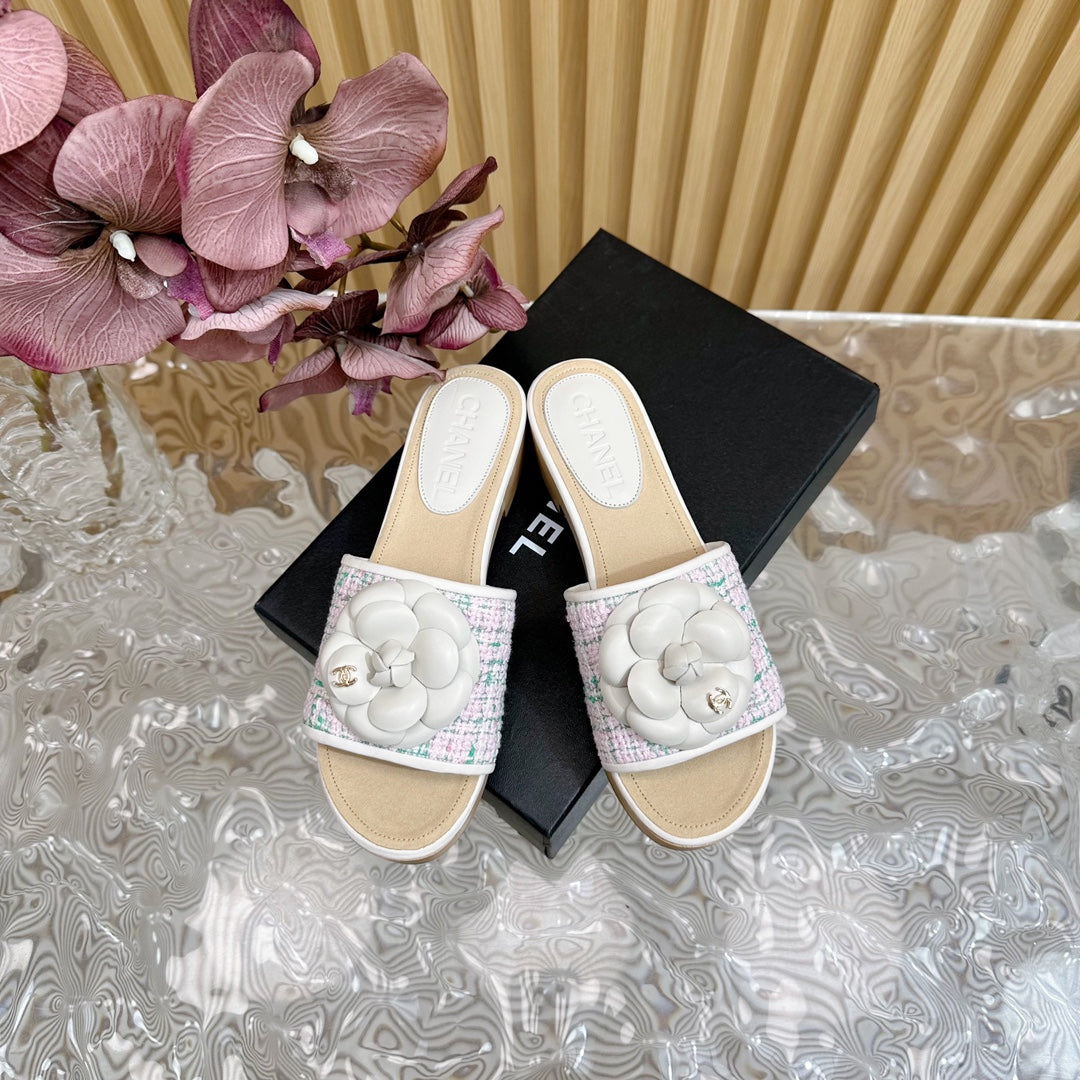 PLATFORM SLIPPERS WITH FLOWER IN WHITE LAMBSKIN - 35