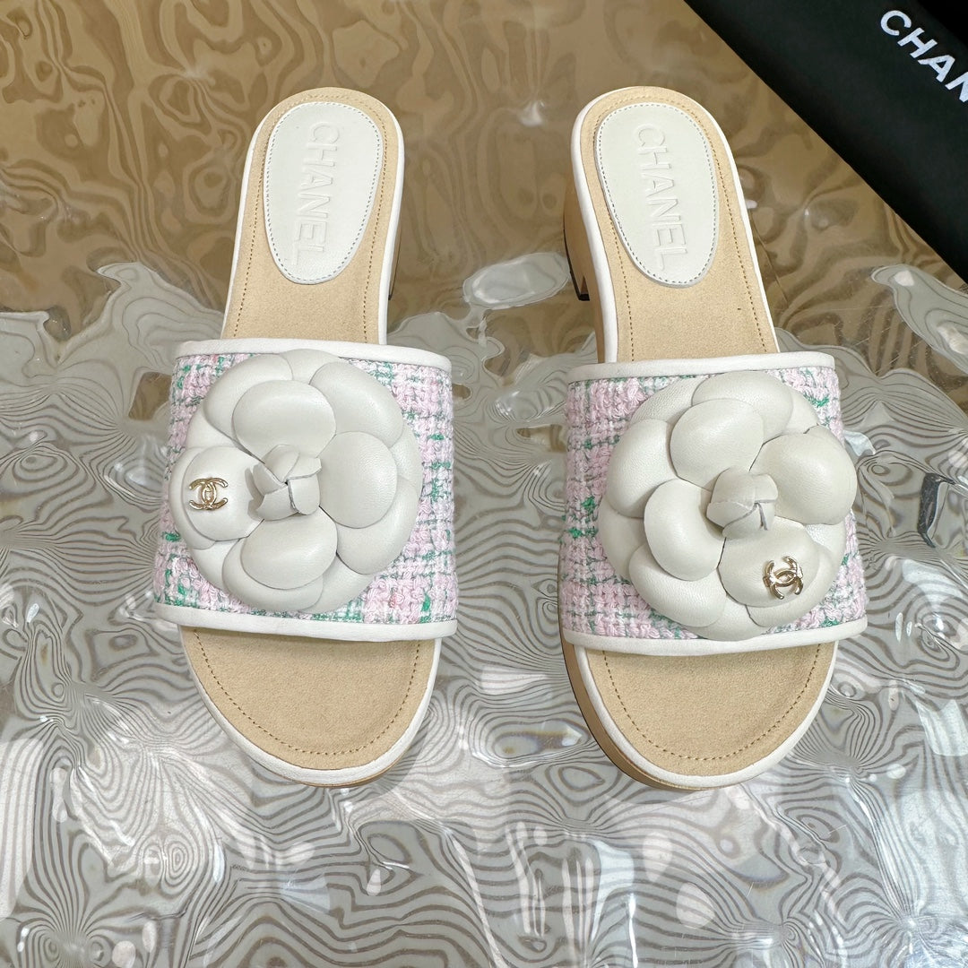 PLATFORM SLIPPERS WITH FLOWER IN WHITE LAMBSKIN - 35