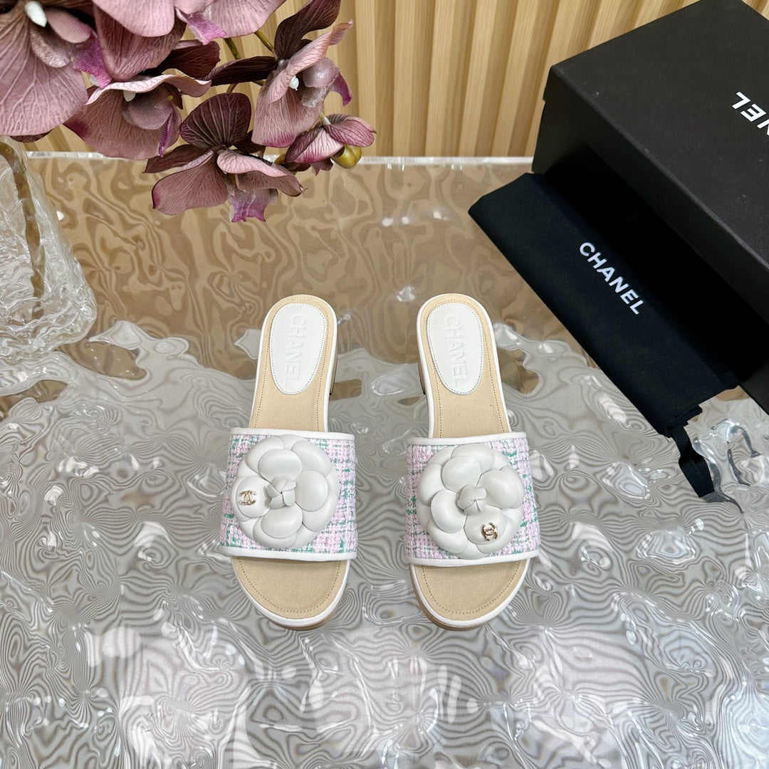 PLATFORM SLIPPERS WITH FLOWER IN WHITE LAMBSKIN - 35