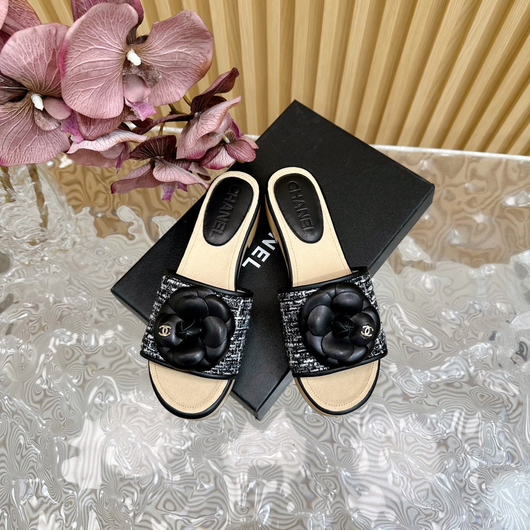 PLATFORM SLIPPERS WITH FLOWER IN BLACK LAMBSKIN - 35