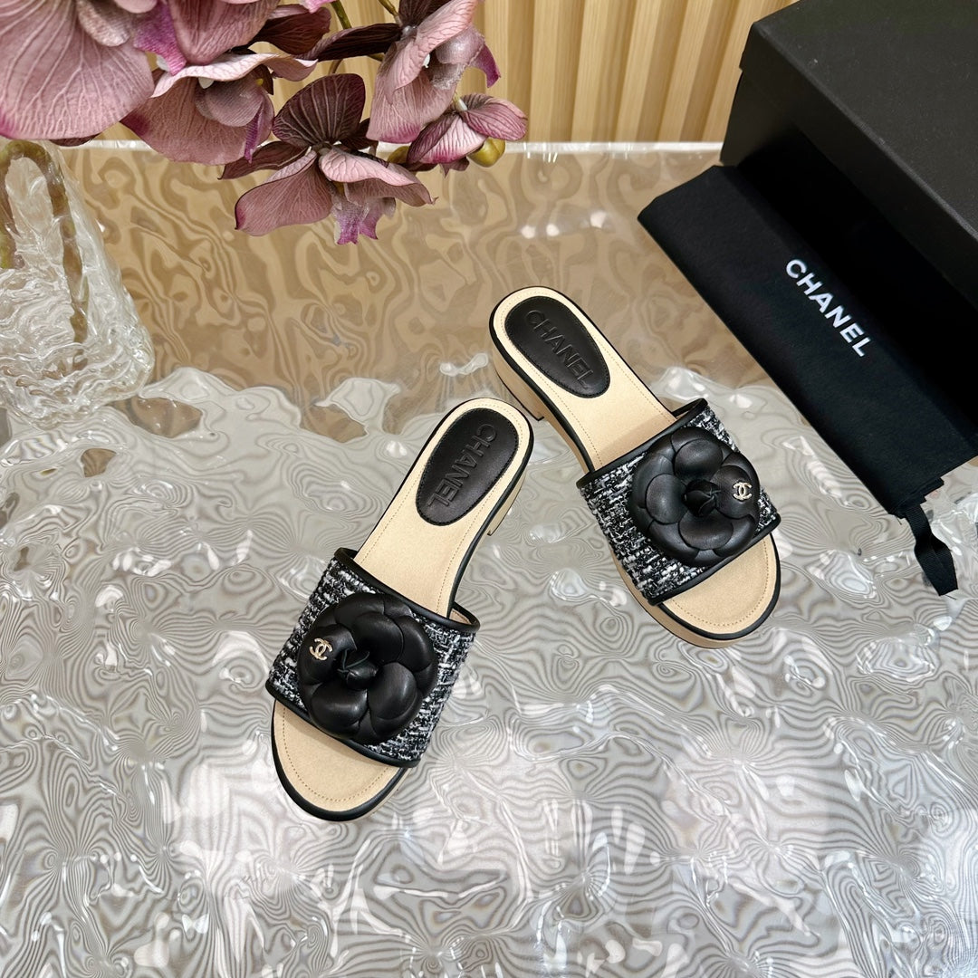 PLATFORM SLIPPERS WITH FLOWER IN BLACK LAMBSKIN - 35