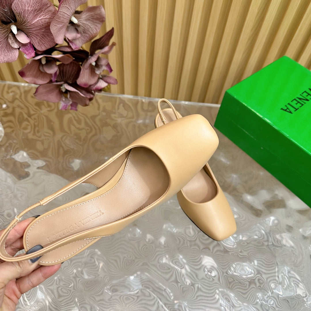 KNOT PUMP 9 CM IN EGG NOGG CALFSKIN WITH GOLD FINISHED METAL HEEL - 35