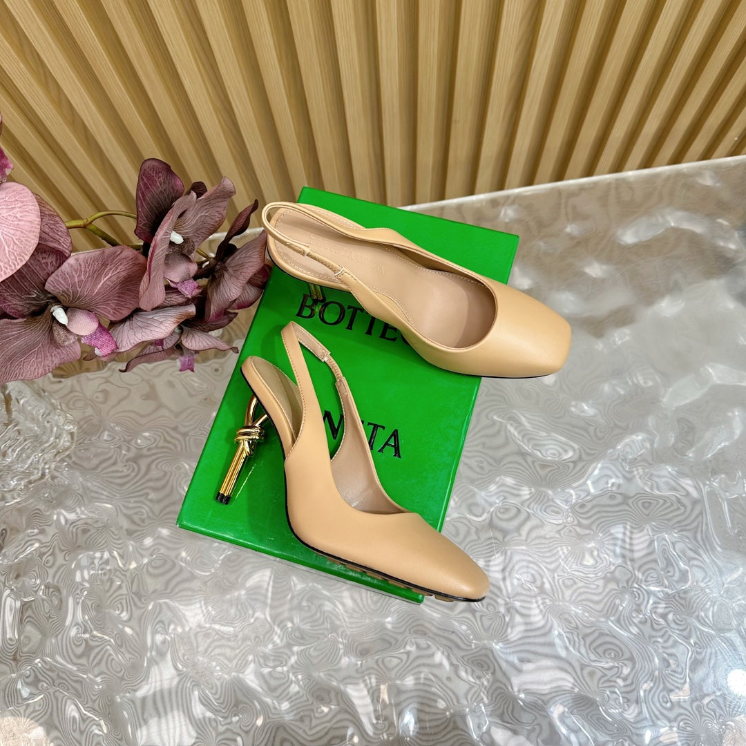 KNOT PUMP 9 CM IN EGG NOGG CALFSKIN WITH GOLD FINISHED METAL HEEL - 35