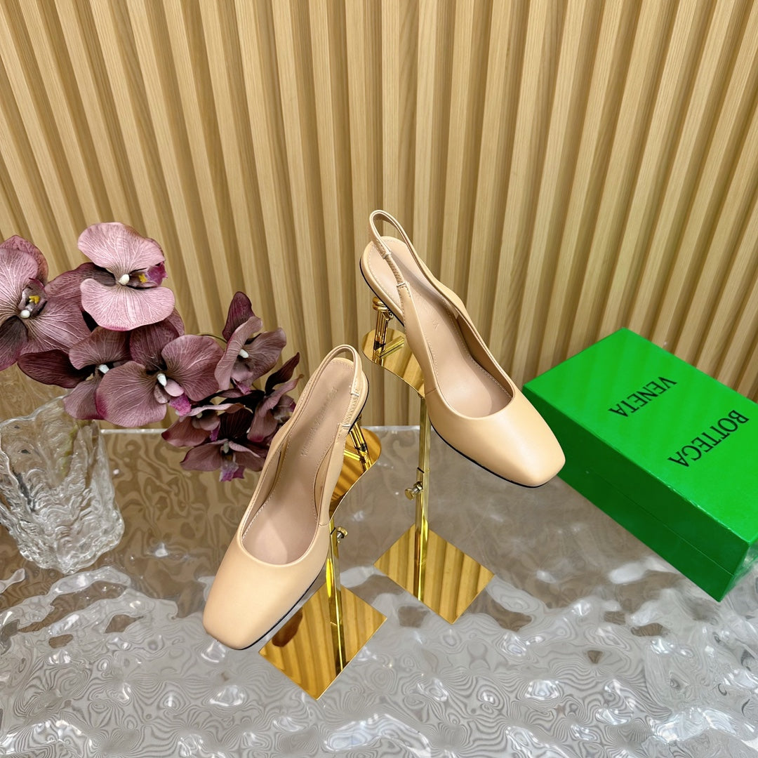 KNOT PUMP 9 CM IN EGG NOGG CALFSKIN WITH GOLD FINISHED METAL HEEL - 35