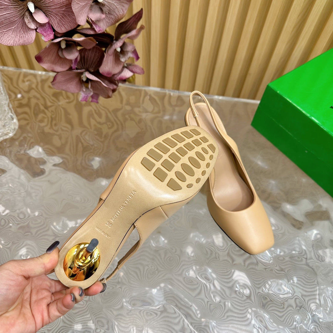 KNOT PUMP 9 CM IN EGG NOGG CALFSKIN WITH GOLD FINISHED METAL HEEL - 35