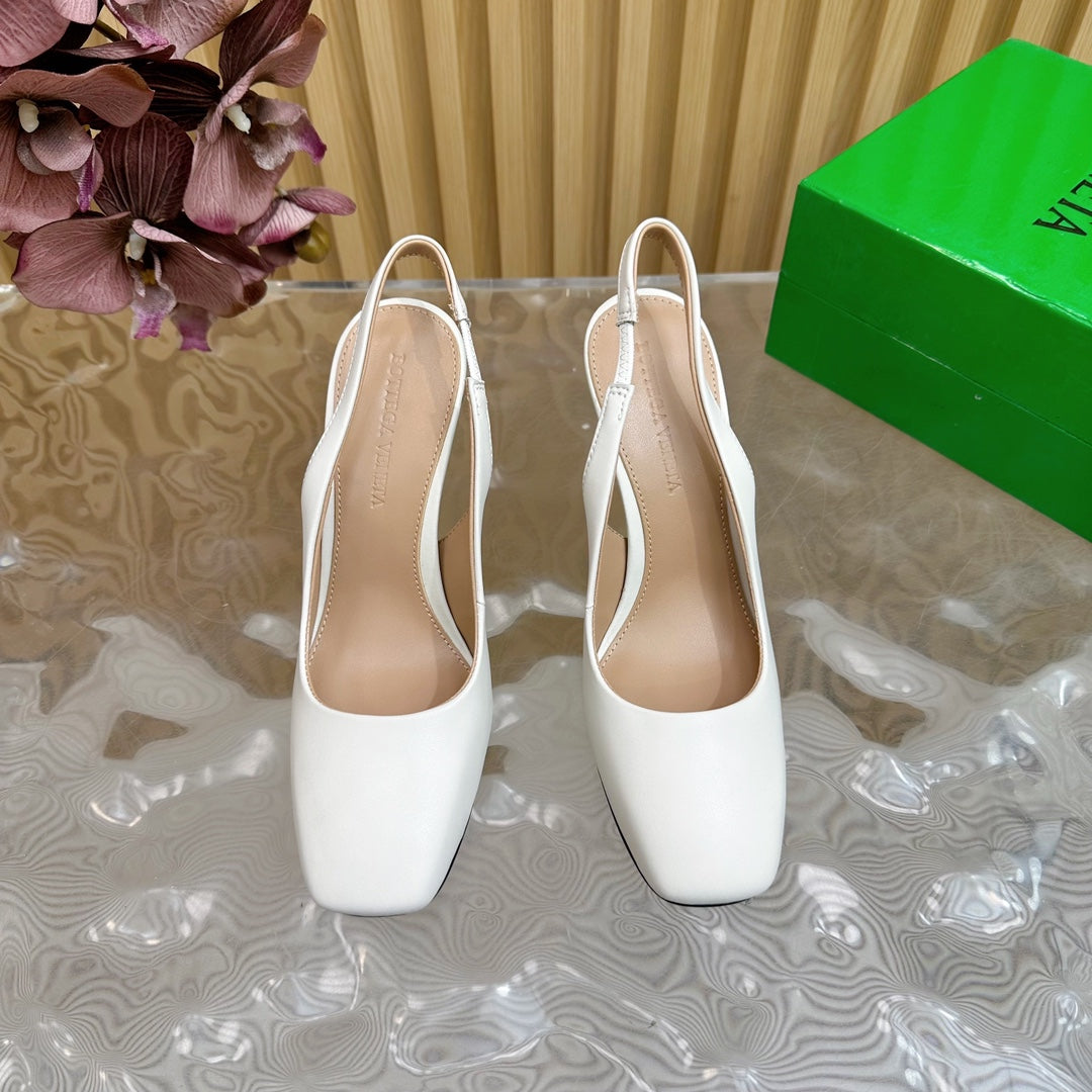 KNOT PUMP 9 CM IN WHITE CALFSKIN WITH GOLD FINISHED METAL HEEL - 35