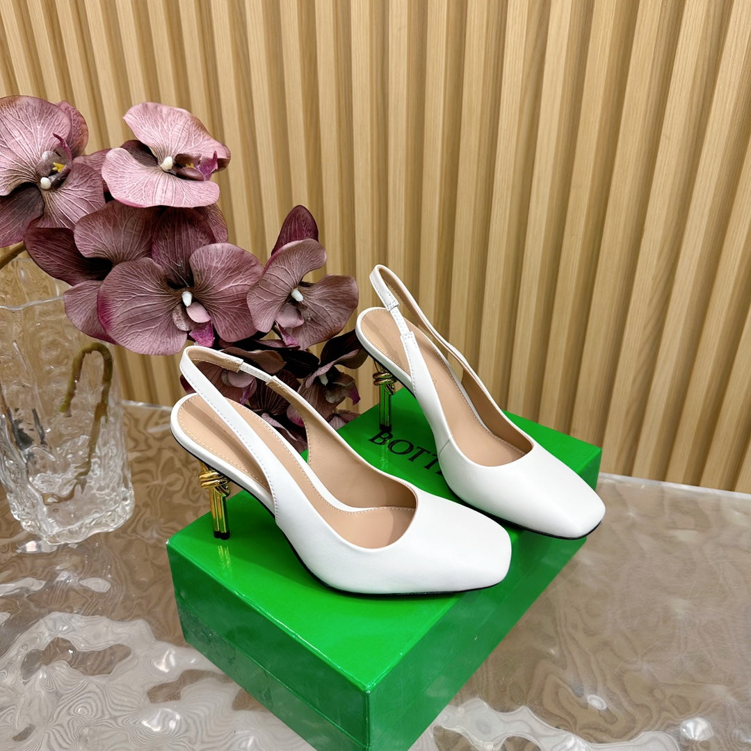 KNOT PUMP 9 CM IN WHITE CALFSKIN WITH GOLD FINISHED METAL HEEL - 35