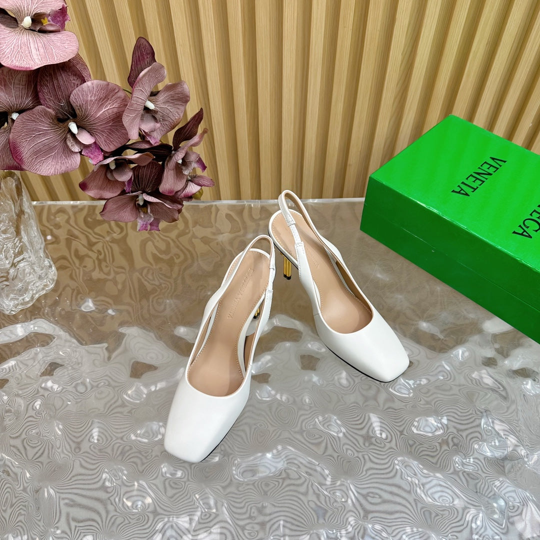 KNOT PUMP 9 CM IN WHITE CALFSKIN WITH GOLD FINISHED METAL HEEL - 35