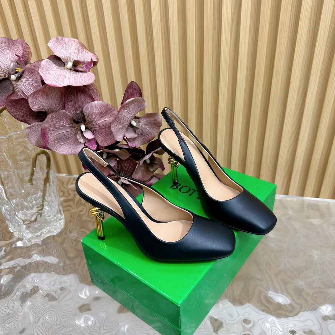 KNOT PUMP 9 CM IN BLACK CALFSKIN WITH GOLD FINISHED METAL HEEL - 35