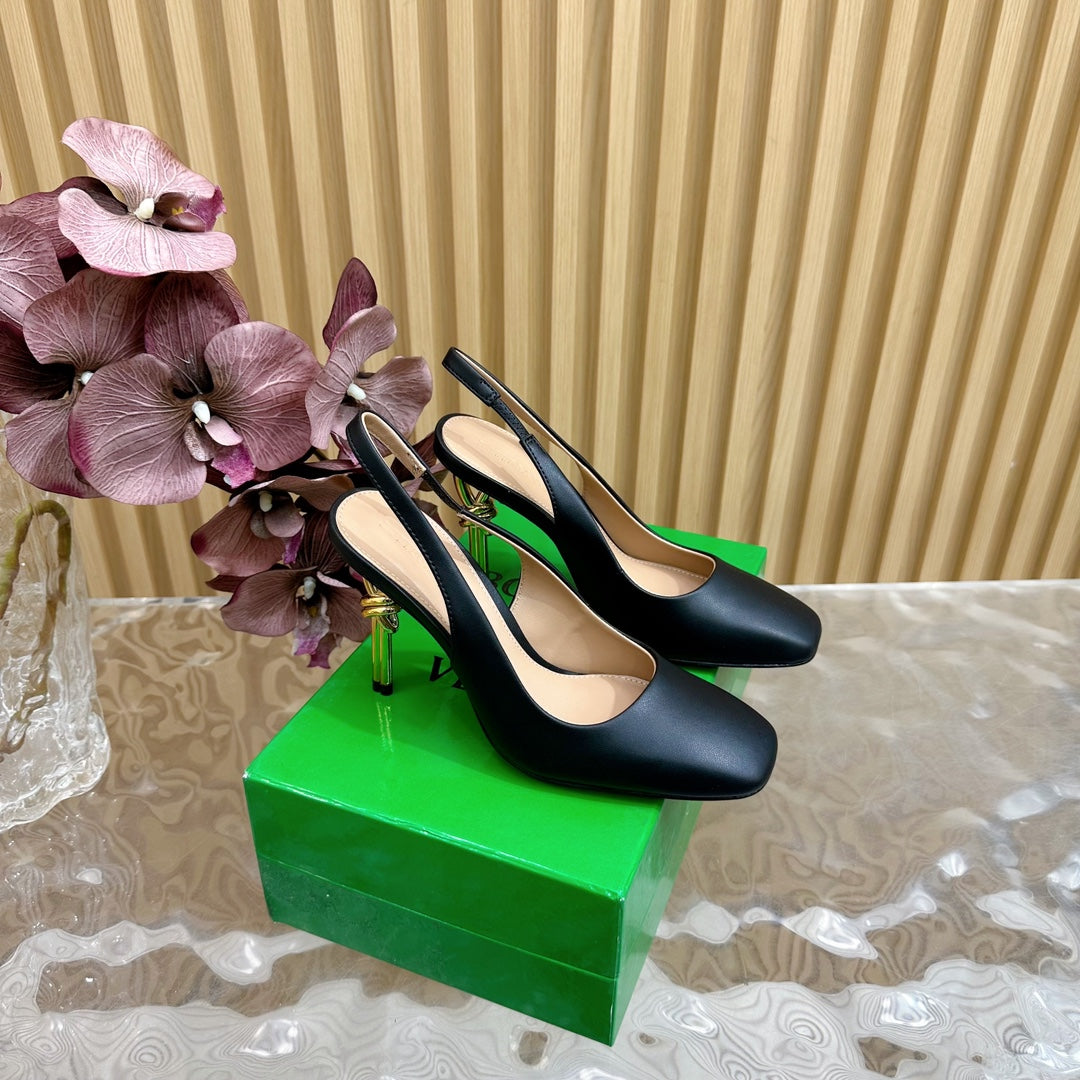 KNOT PUMP 9 CM IN BLACK CALFSKIN WITH GOLD FINISHED METAL HEEL - 35