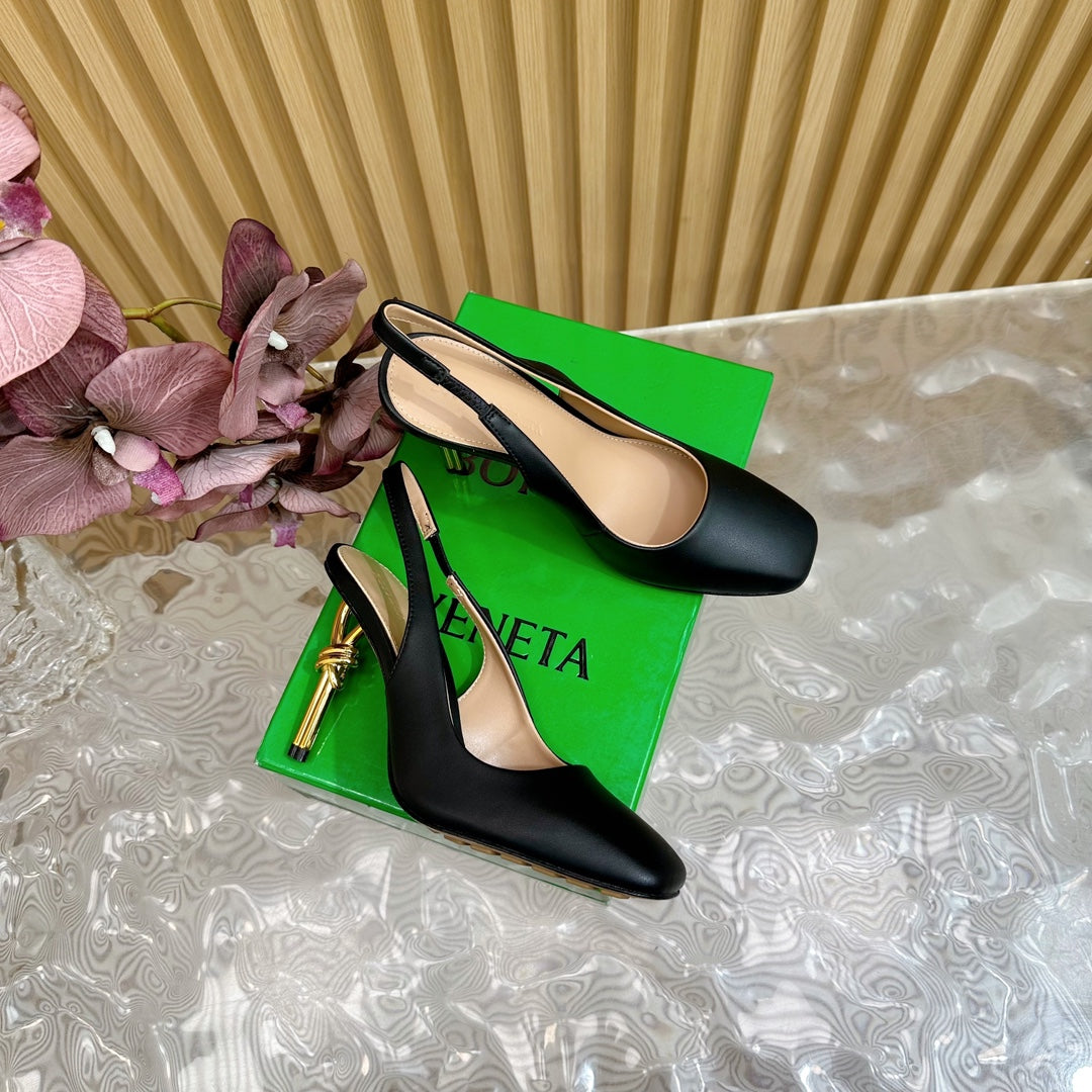 KNOT PUMP 9 CM IN BLACK CALFSKIN WITH GOLD FINISHED METAL HEEL - 35