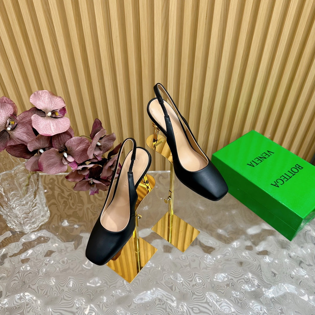 KNOT PUMP 9 CM IN BLACK CALFSKIN WITH GOLD FINISHED METAL HEEL - 35