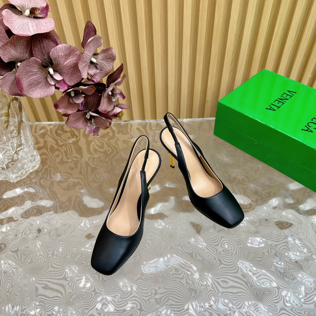 KNOT PUMP 9 CM IN BLACK CALFSKIN WITH GOLD FINISHED METAL HEEL - 35