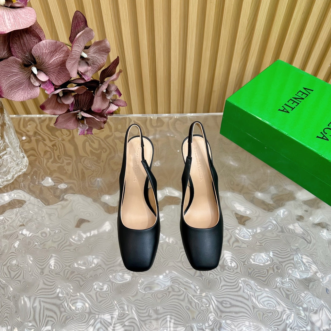 KNOT PUMP 9 CM IN BLACK CALFSKIN WITH GOLD FINISHED METAL HEEL - 35