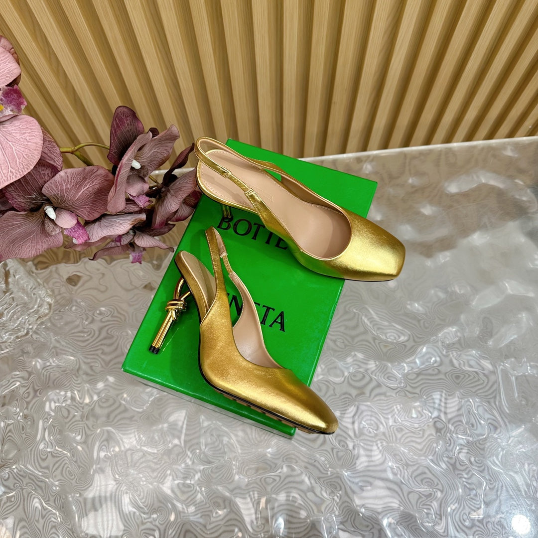 KNOT PUMP 9 CM IN GOLD CALFSKIN WITH GOLD FINISHED METAL HEEL - 35