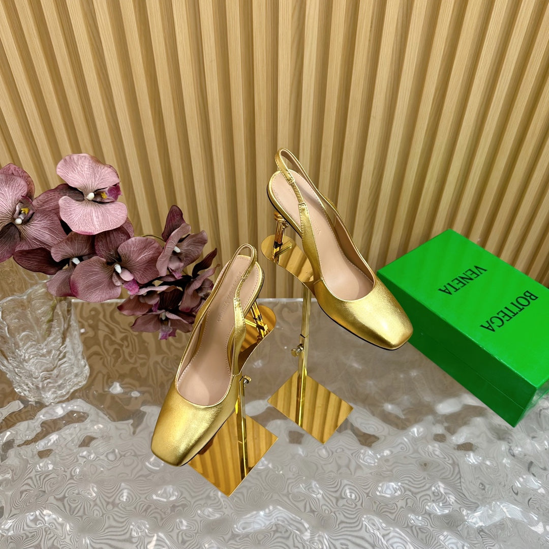 KNOT PUMP 9 CM IN GOLD CALFSKIN WITH GOLD FINISHED METAL HEEL - 35