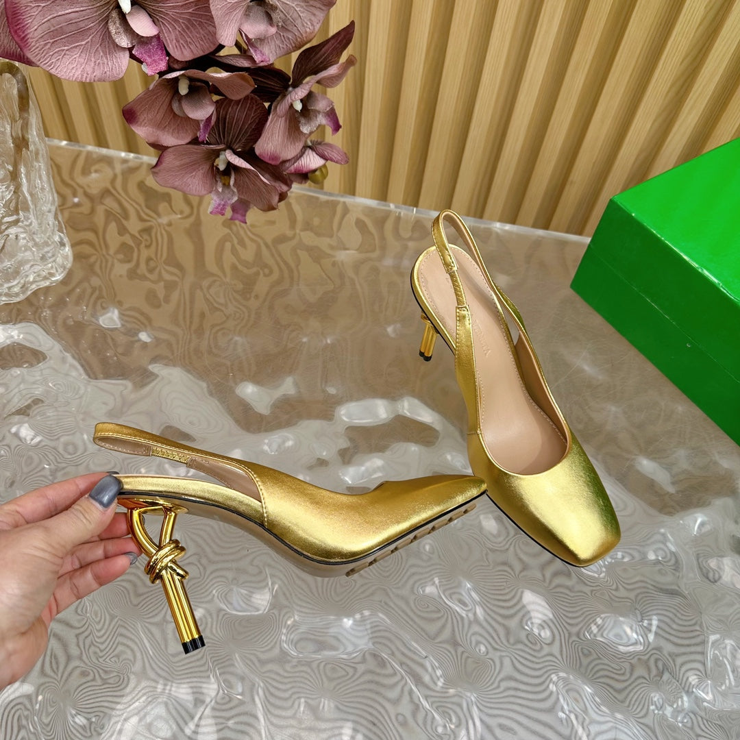 KNOT PUMP 9 CM IN GOLD CALFSKIN WITH GOLD FINISHED METAL HEEL - 35