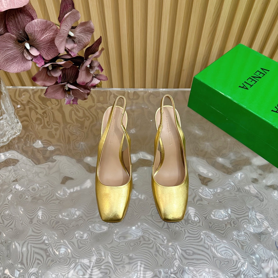 KNOT PUMP 9 CM IN GOLD CALFSKIN WITH GOLD FINISHED METAL HEEL - 35
