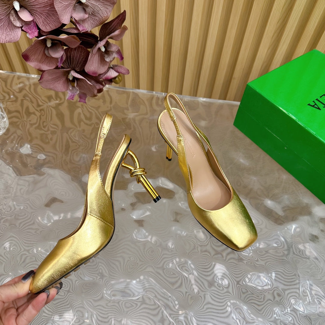 KNOT PUMP 9 CM IN GOLD CALFSKIN WITH GOLD FINISHED METAL HEEL - 35