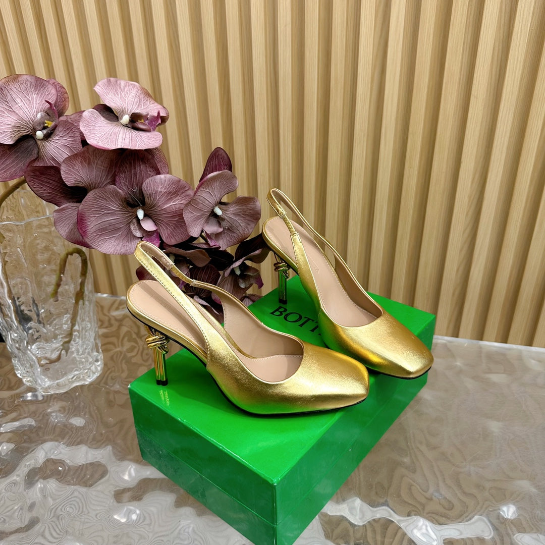 KNOT PUMP 9 CM IN GOLD CALFSKIN WITH GOLD FINISHED METAL HEEL - 35