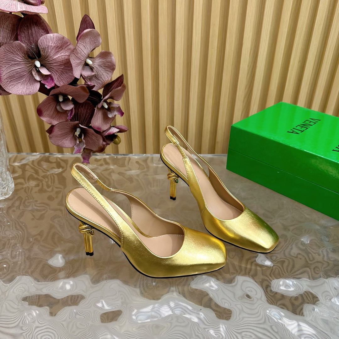 KNOT PUMP 9 CM IN GOLD CALFSKIN WITH GOLD FINISHED METAL HEEL - 35