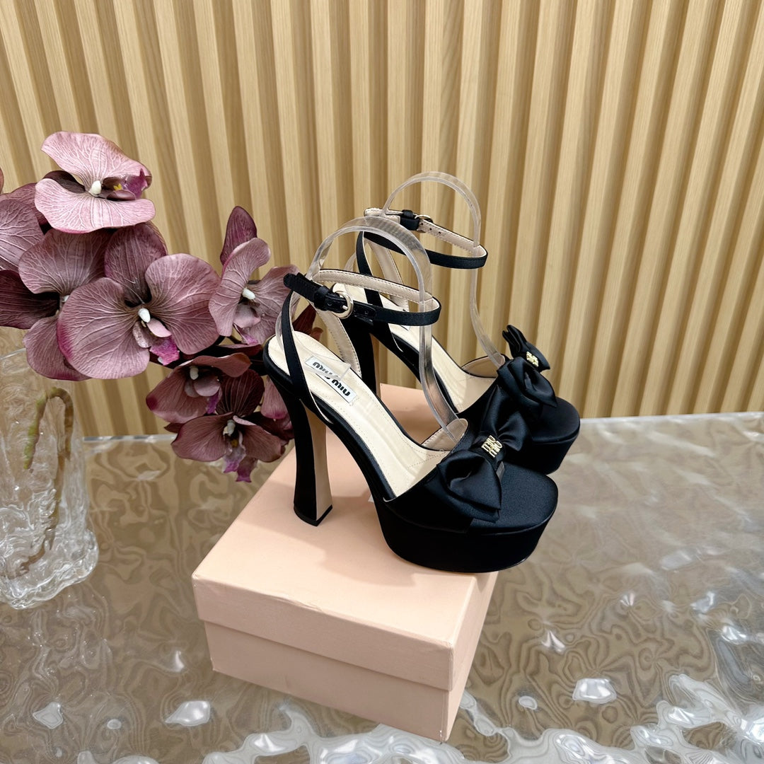 HIGH BOW PLATFORM IN BLACK SILK - 35