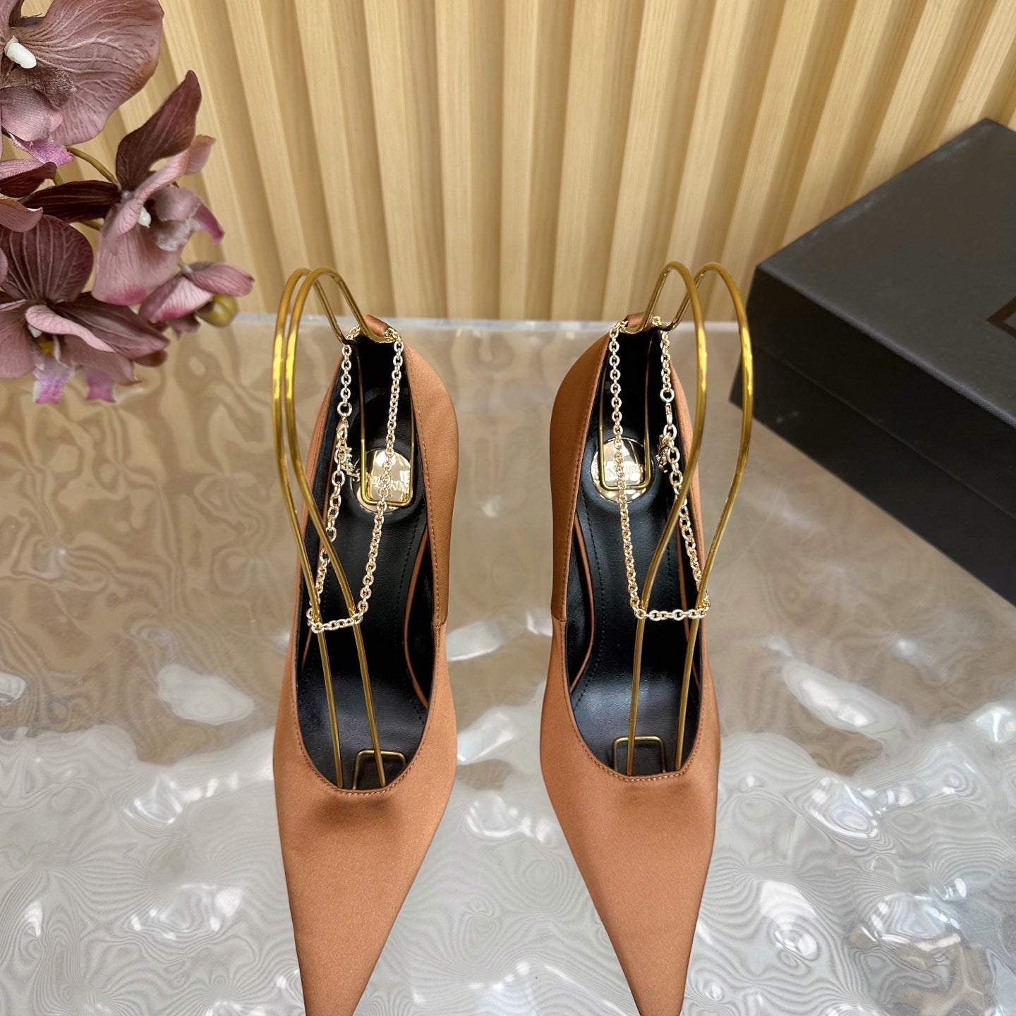 RÉGINE PUMPS IN RUSTIC ORANGE SATIN GOLD CHAIN - 35