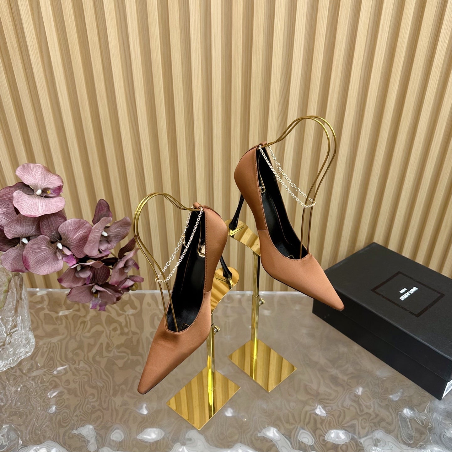 RÉGINE PUMPS IN RUSTIC ORANGE SATIN GOLD CHAIN - 35