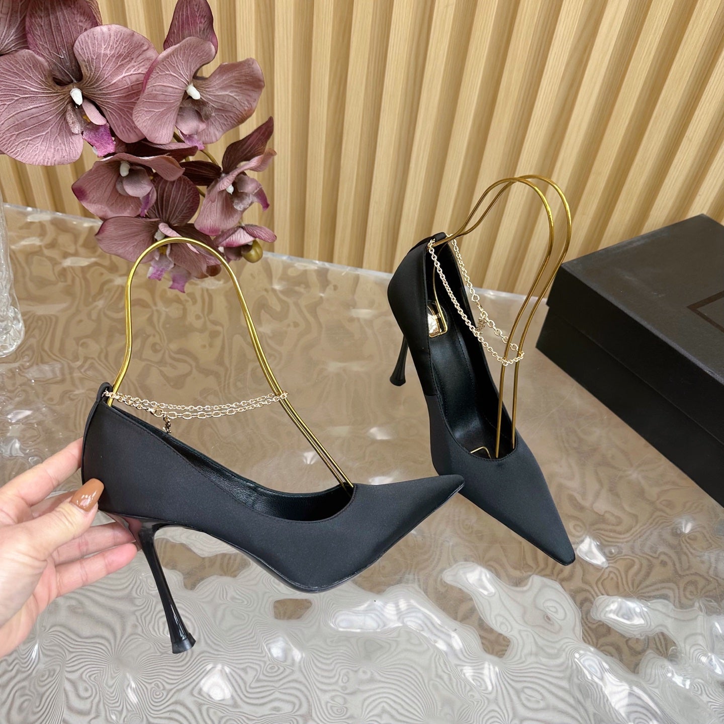 RÉGINE PUMPS IN BLACK SATIN GOLD CHAIN - 35