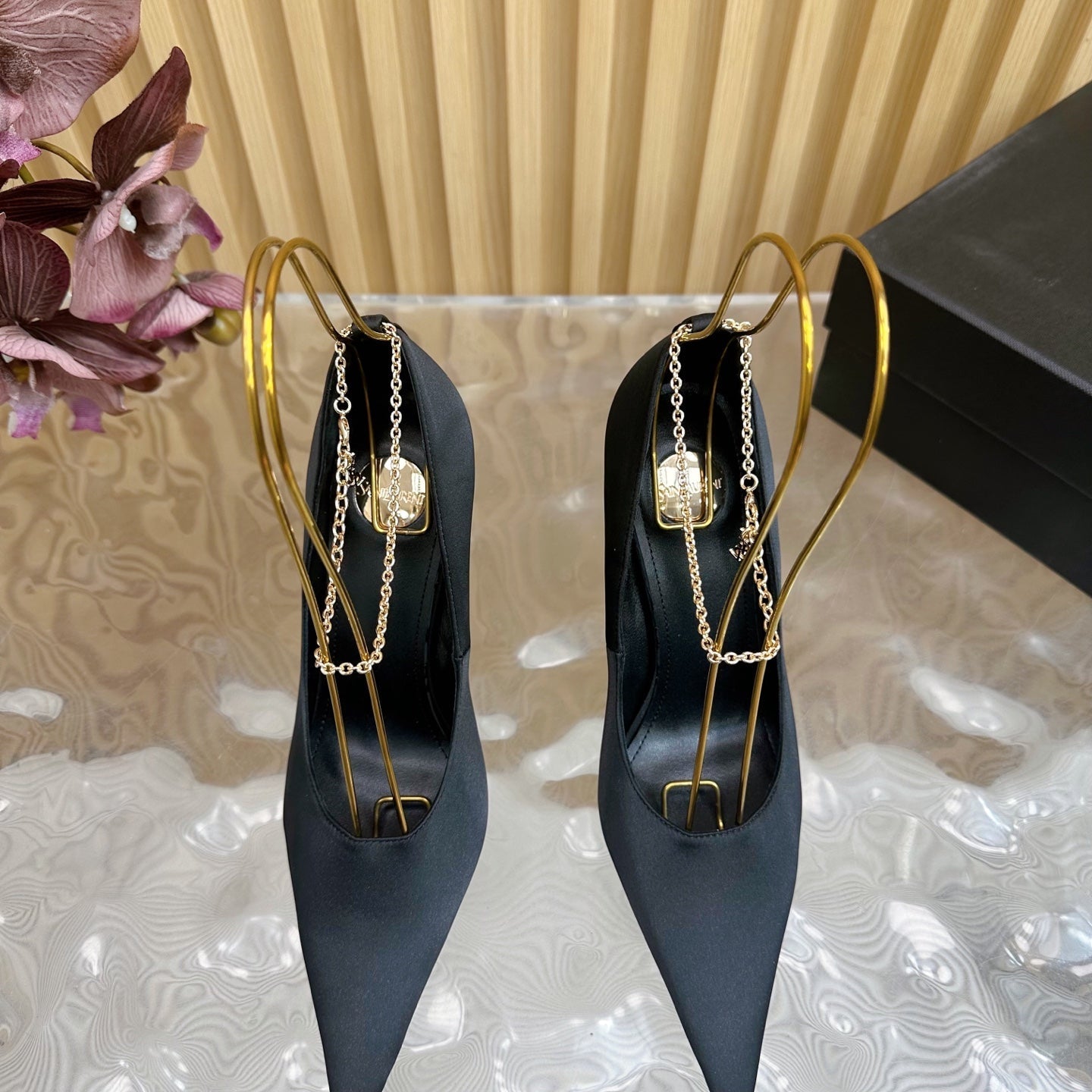RÉGINE PUMPS IN BLACK SATIN GOLD CHAIN - 35