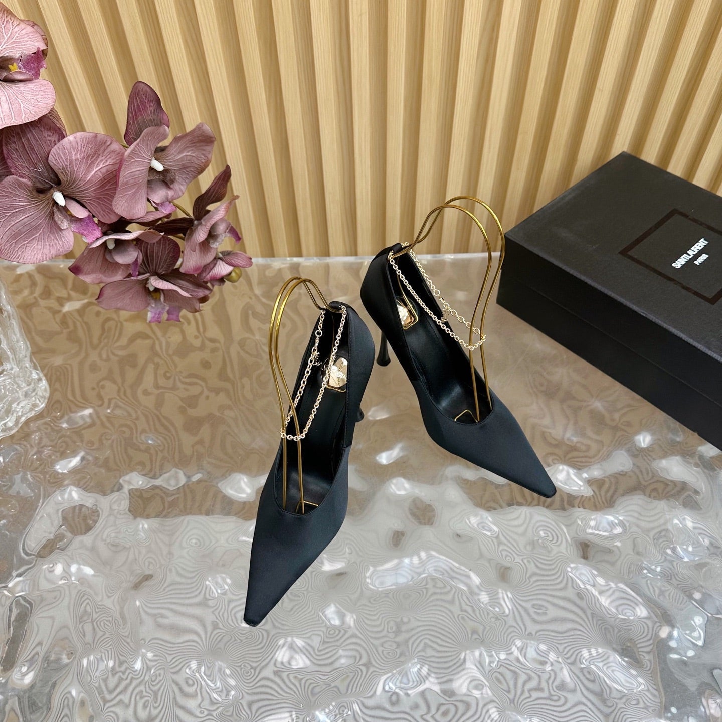 RÉGINE PUMPS IN BLACK SATIN GOLD CHAIN - 35