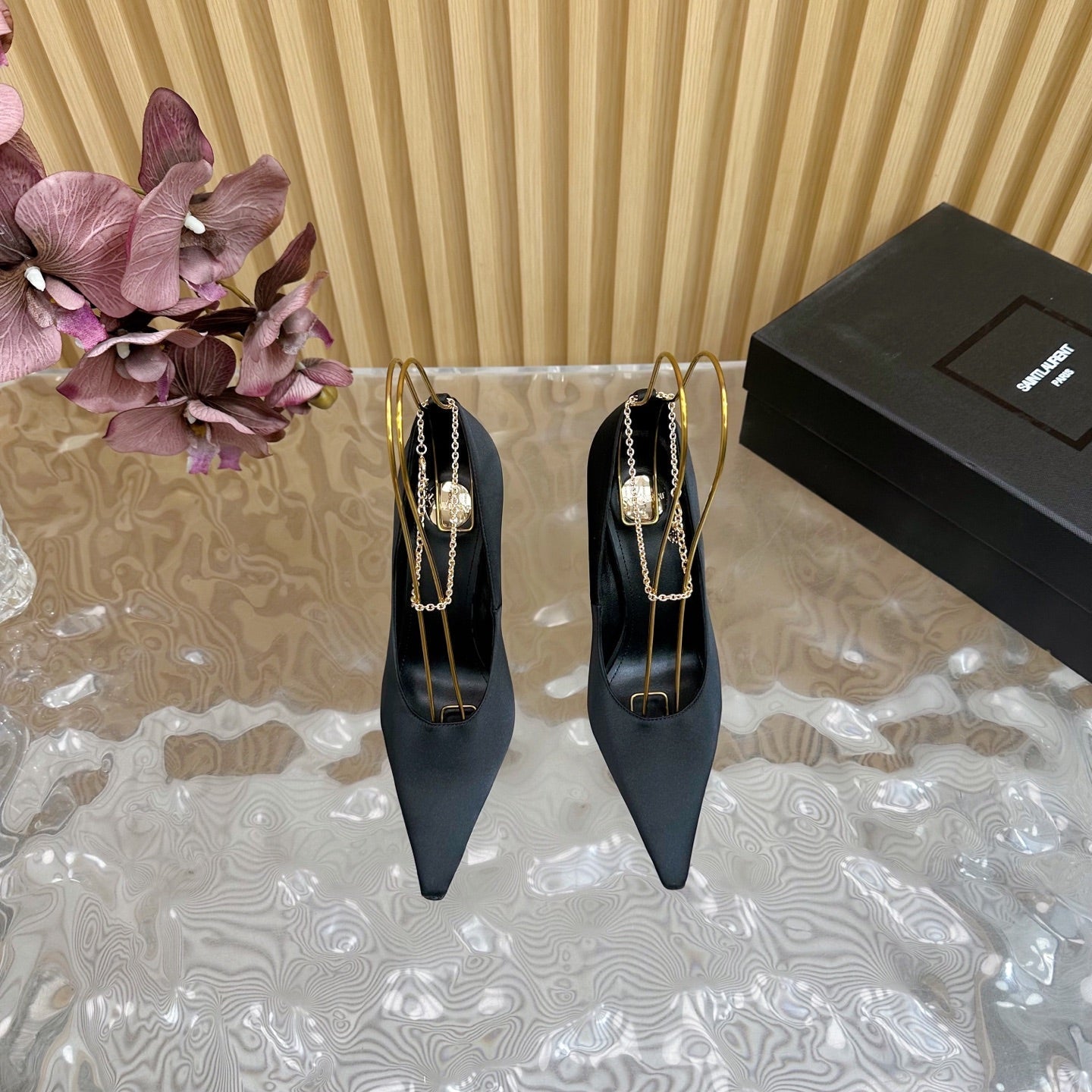 RÉGINE PUMPS IN BLACK SATIN GOLD CHAIN - 35