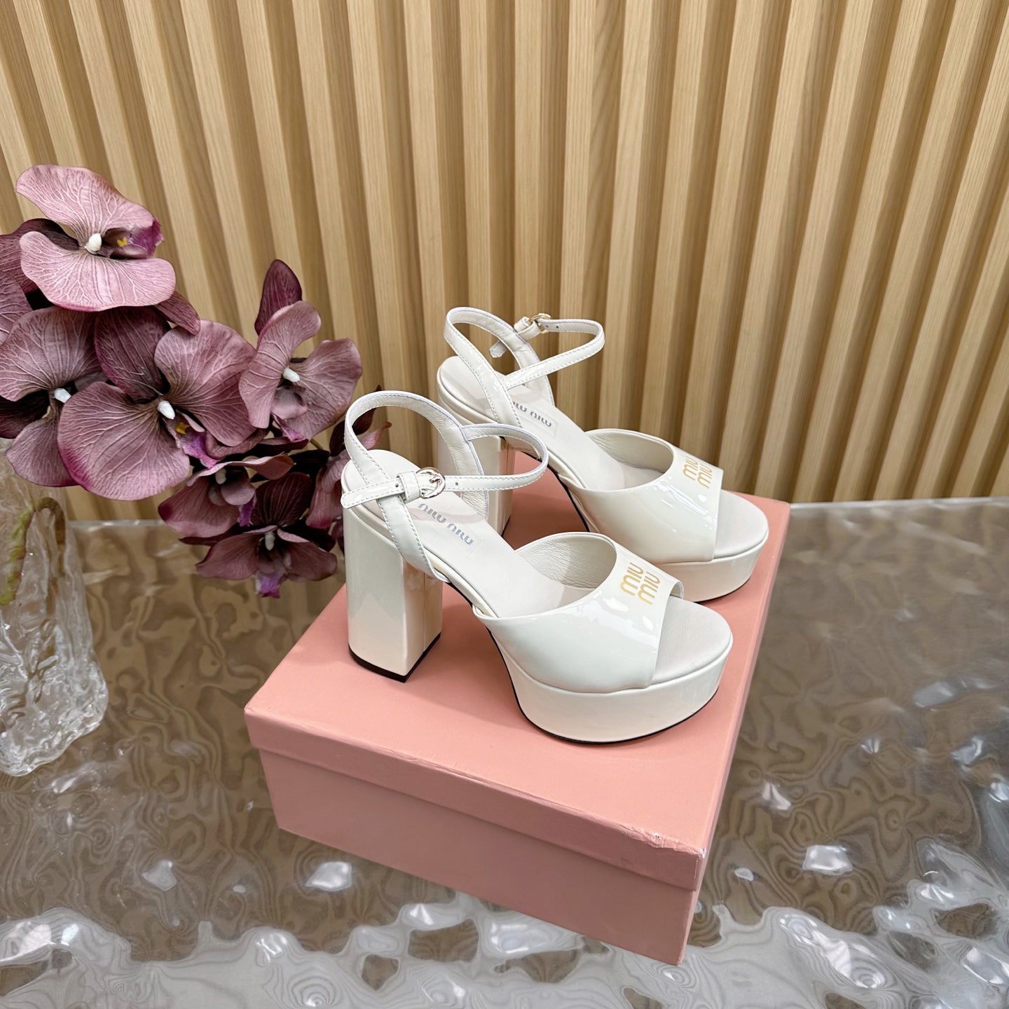 PLATFORM HEELS IN WHITE PATENT CALFSKIN GOLD LOGO IN STRAP - 35