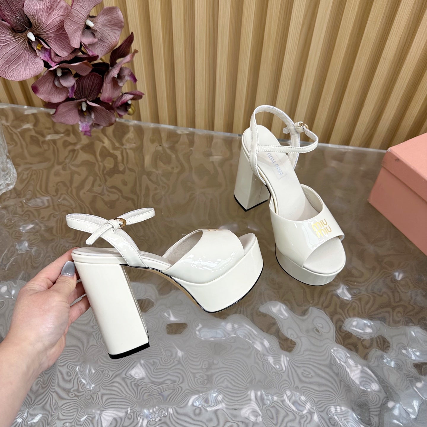 PLATFORM HEELS IN WHITE PATENT CALFSKIN GOLD LOGO IN STRAP - 35