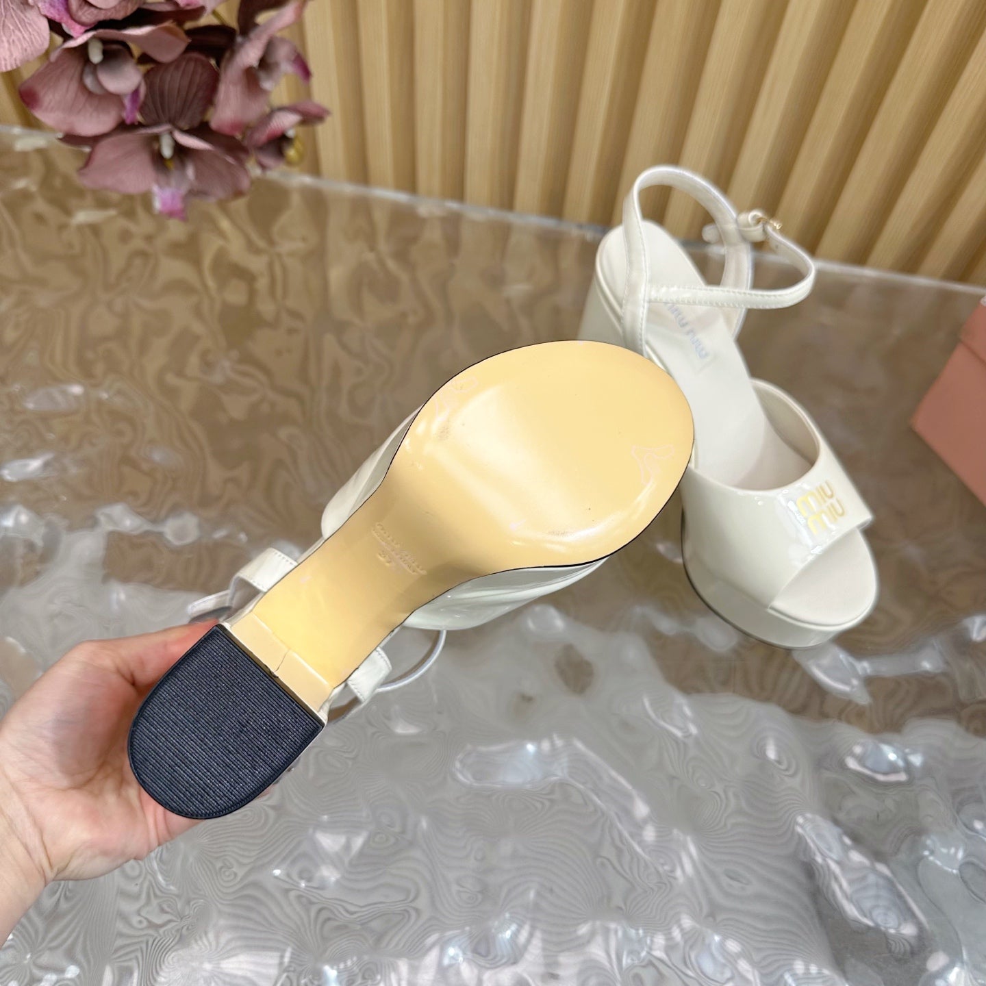 PLATFORM HEELS IN WHITE PATENT CALFSKIN GOLD LOGO IN STRAP - 35