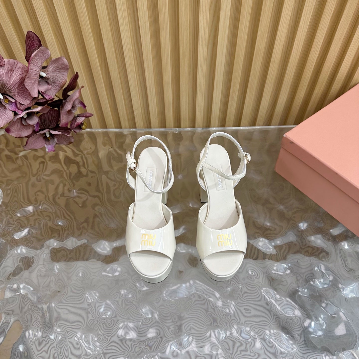 PLATFORM HEELS IN WHITE PATENT CALFSKIN GOLD LOGO IN STRAP - 35