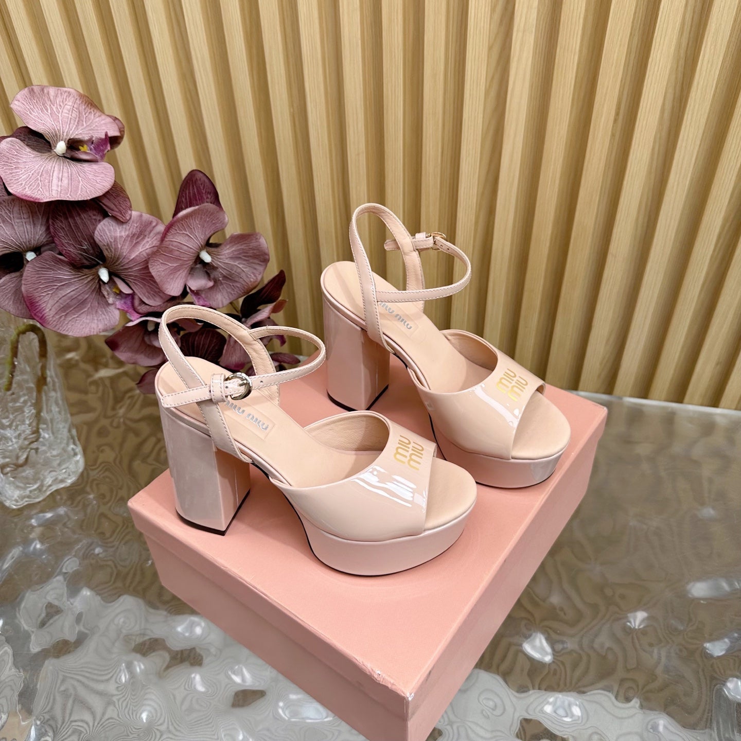 PLATFORM HEELS IN LADY PINK PATENT CALFSKIN GOLD LOGO IN STRAP - 35