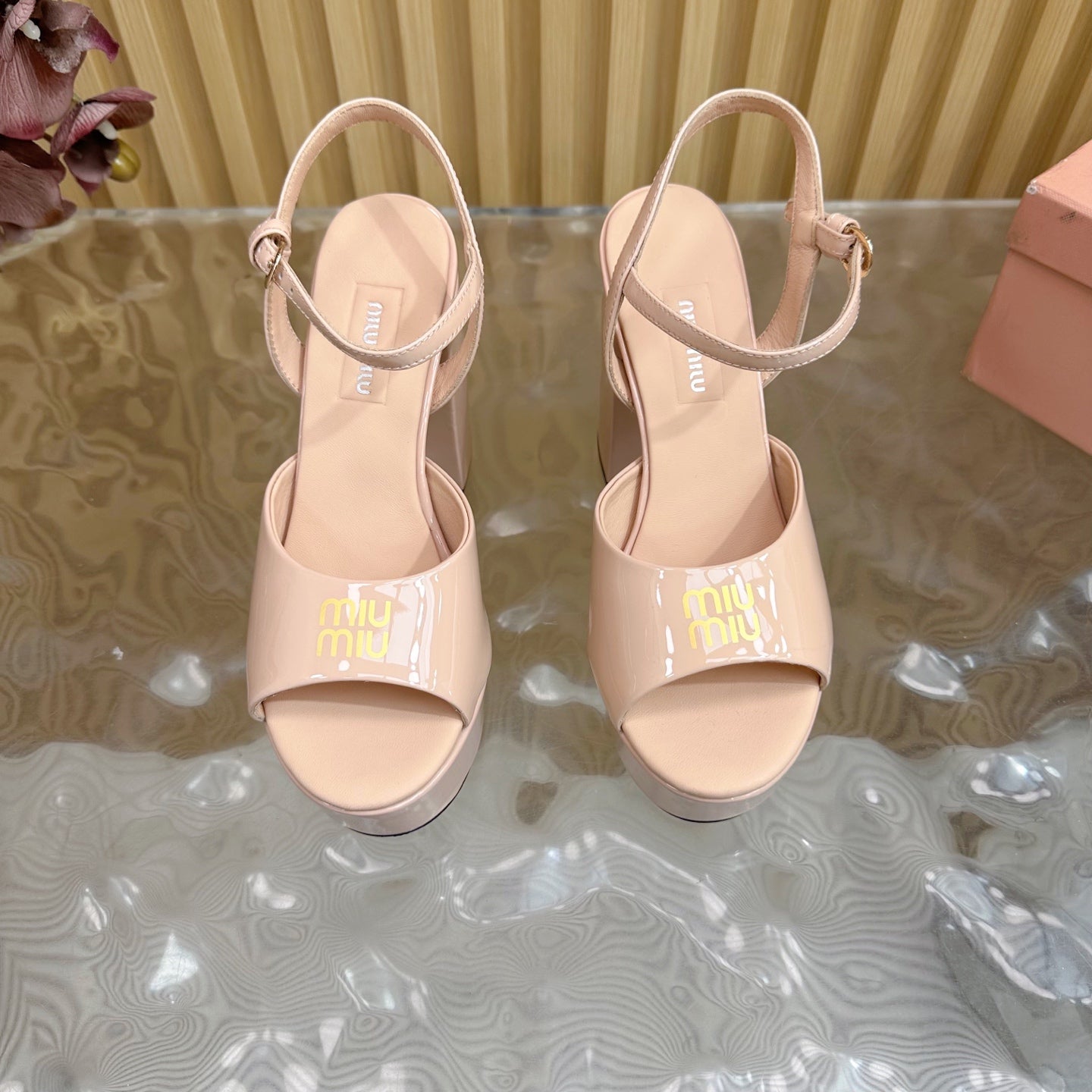PLATFORM HEELS IN LADY PINK PATENT CALFSKIN GOLD LOGO IN STRAP - 35