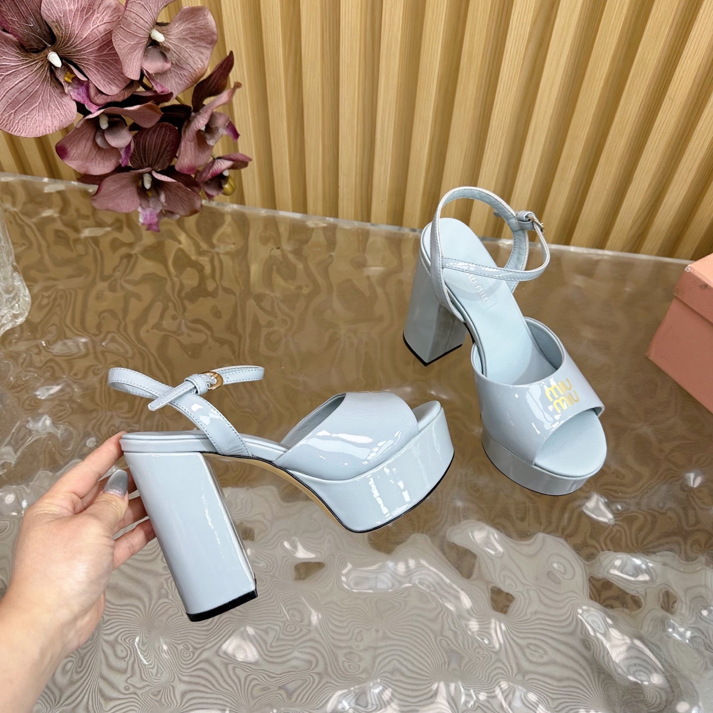 PLATFORM HEELS IN BABY BLUE PATENT CALFSKIN GOLD LOGO IN STRAP - 35