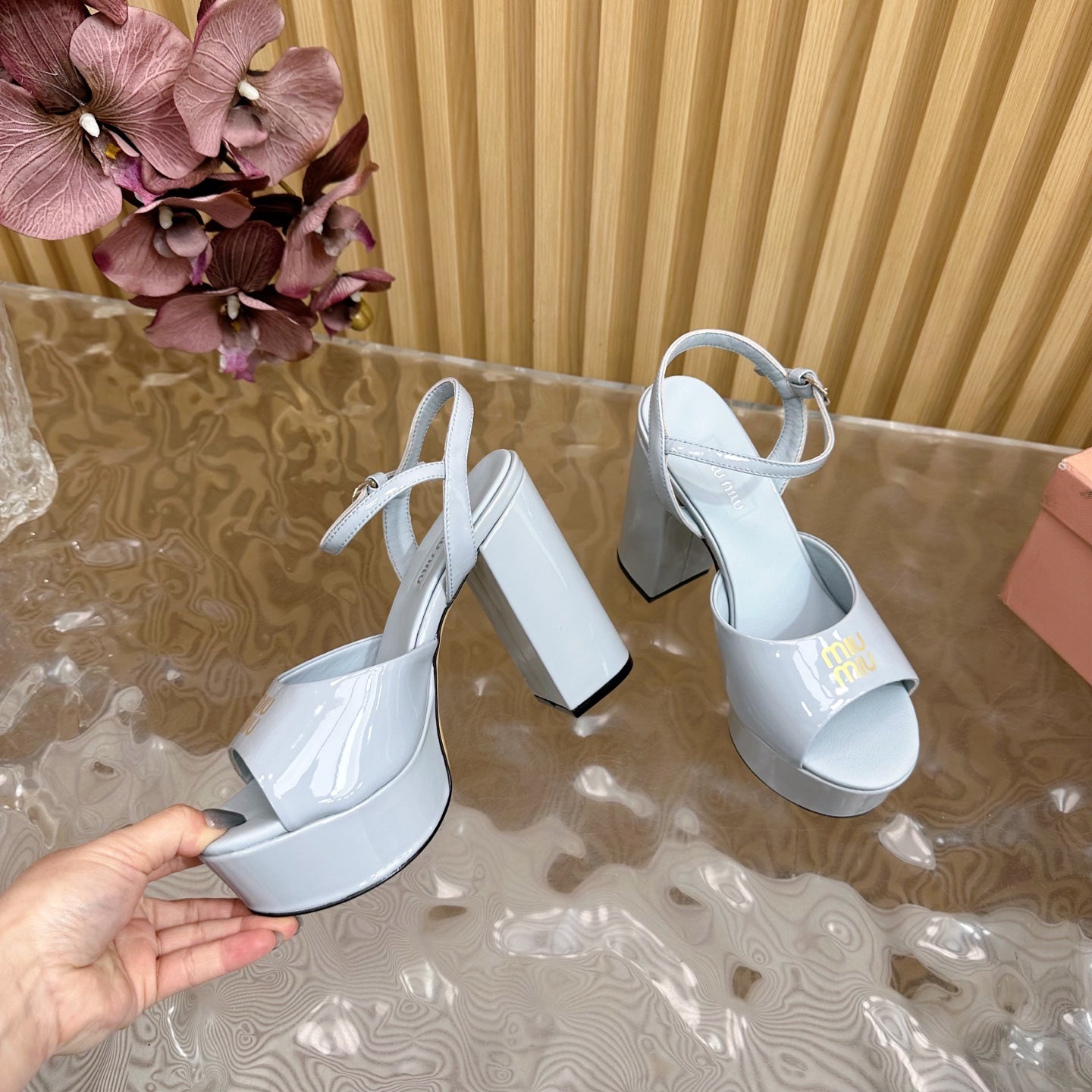 PLATFORM HEELS IN BABY BLUE PATENT CALFSKIN GOLD LOGO IN STRAP - 35