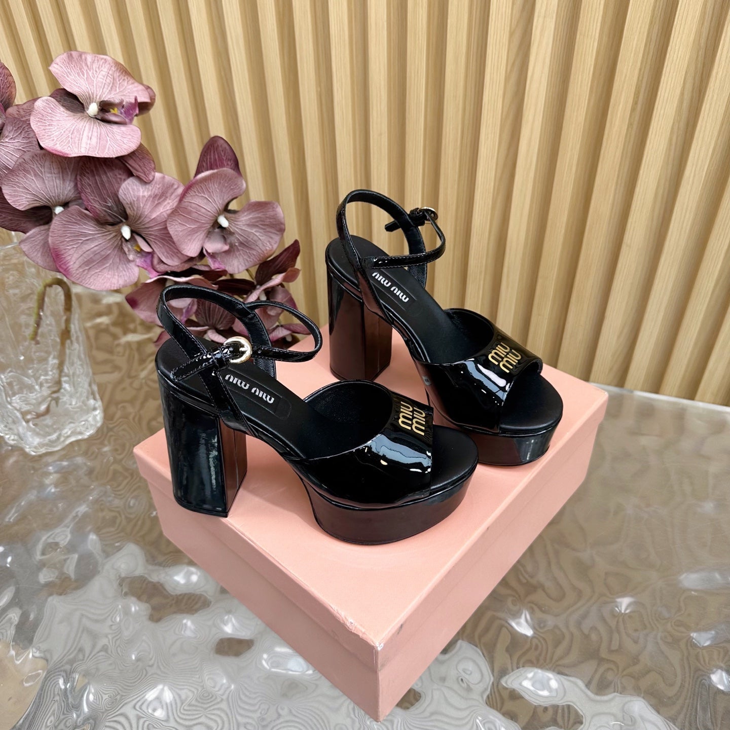 PLATFORM HEELS IN BLACK PATENT CALFSKIN GOLD LOGO IN STRAP - 35