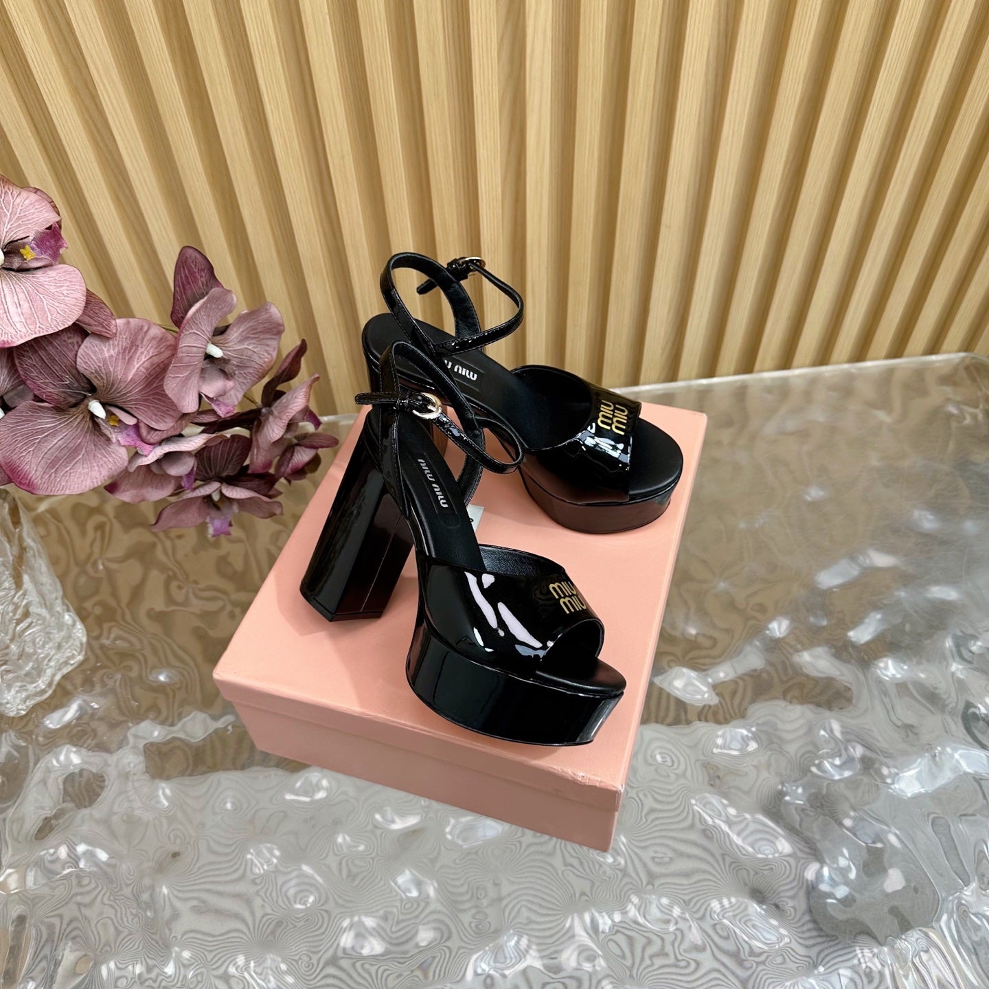 PLATFORM HEELS IN BLACK PATENT CALFSKIN GOLD LOGO IN STRAP - 35